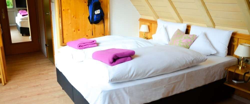 Doppelzimmer für 2 Personen mit Standard Ausstattung. Alle Wohlfühlzimmer bieten Ihnen Fön, kuschelige Leihbademäntel sowie Badeslipper, Balkon, Minibar, Telefon, Safe, Radio und Farb-TV mit Satellitenempfang, kostenfreier W-Lan Zugang. Außerdem verfügen 