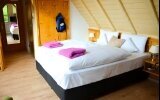 Doppelzimmer für 2 Personen mit Standard Ausstattung. Alle Wohlfühlzimmer bieten Ihnen Fön, kuschelige Leihbademäntel sowie Badeslipper, Balkon, Minibar, Telefon, Safe, Radio und Farb-TV mit Satellitenempfang, kostenfreier W-Lan Zugang. Außerdem verfügen 