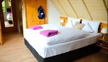 Doppelzimmer für 2 Personen mit Standard Ausstattung. Alle Wohlfühlzimmer bieten Ihnen Fön, kuschelige Leihbademäntel sowie Badeslipper, Balkon, Minibar, Telefon, Safe, Radio und Farb-TV mit Satellitenempfang, kostenfreier W-Lan Zugang. Außerdem verfügen 