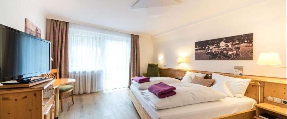 Doppelzimmer für 2 Personen mit Standard Ausstattung. Alle Wohlfühlzimmer bieten Ihnen Fön, kuschelige Leihbademäntel sowie Badeslipper, Balkon, Minibar, Telefon, Safe, Radio und Farb-TV mit Satellitenempfang, kostenfreier W-Lan Zugang. Außerdem verfügen 