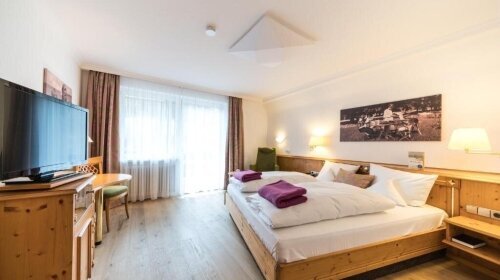 Doppelzimmer für 2 Personen mit Standard Ausstattung. Alle Wohlfühlzimmer bieten Ihnen Fön, kuschelige Leihbademäntel sowie Badeslipper, Balkon, Minibar, Telefon, Safe, Radio und Farb-TV mit Satellitenempfang, kostenfreier W-Lan Zugang. Außerdem verfügen 