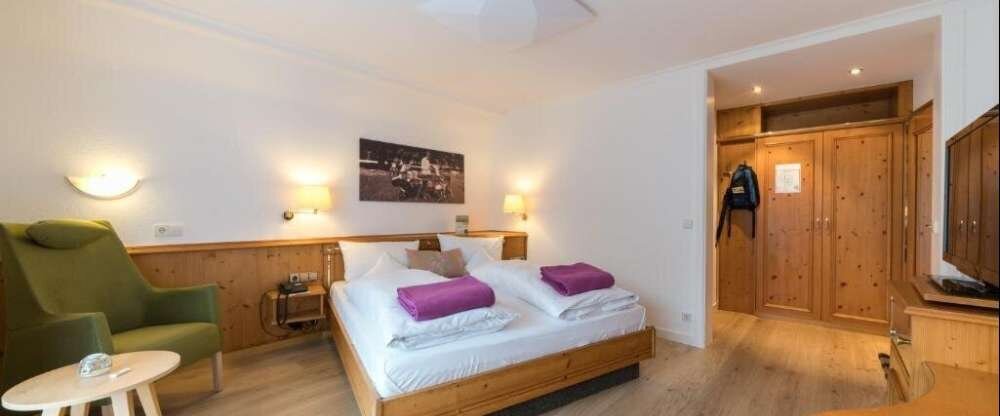 Doppelzimmer für 2 Personen mit Standard Ausstattung. Alle Wohlfühlzimmer bieten Ihnen Fön, kuschelige Leihbademäntel sowie Badeslipper, Balkon, Minibar, Telefon, Safe, Radio und Farb-TV mit Satellitenempfang, kostenfreier W-Lan Zugang. Außerdem verfügen 