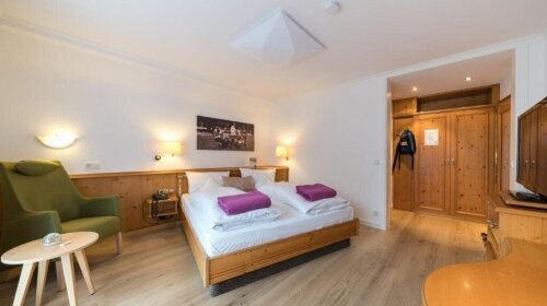Doppelzimmer für 2 Personen mit Standard Ausstattung. Alle Wohlfühlzimmer bieten Ihnen Fön, kuschelige Leihbademäntel sowie Badeslipper, Balkon, Minibar, Telefon, Safe, Radio und Farb-TV mit Satellitenempfang, kostenfreier W-Lan Zugang. Außerdem verfügen 