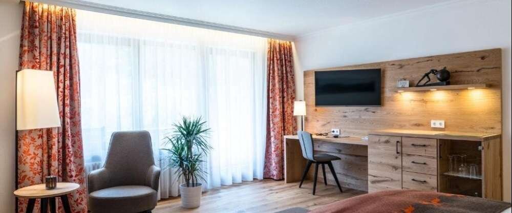 Doppelzimmer für 2 Personen mit Standard Ausstattung. Alle Wohlfühlzimmer bieten Ihnen Fön, kuschelige Leihbademäntel sowie Badeslipper, Balkon, Minibar, Telefon, Safe, Radio und Farb-TV mit Satellitenempfang, kostenfreier W-Lan Zugang. Außerdem verfügen 