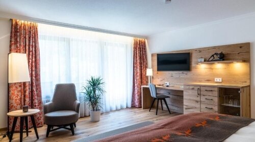 Doppelzimmer für 2 Personen mit Standard Ausstattung. Alle Wohlfühlzimmer bieten Ihnen Fön, kuschelige Leihbademäntel sowie Badeslipper, Balkon, Minibar, Telefon, Safe, Radio und Farb-TV mit Satellitenempfang, kostenfreier W-Lan Zugang. Außerdem verfügen 