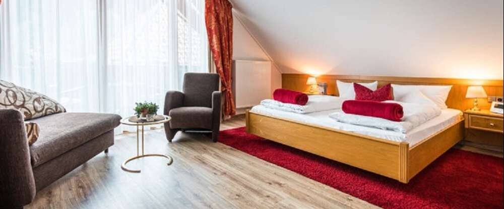 Doppelzimmer für 2 Personen mit Standard Ausstattung und befindet sich im Haus „Sonnenbühl“ (kombinierbar mit Typ 8). Alle Wohlfühlzimmer bieten Ihnen Fön, kuschelige Leihbademäntel sowie Badeslipper, Balkon, Minibar, Telefon, Safe, Radio und Farb-TV mit 