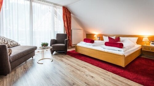 Doppelzimmer für 2 Personen mit Standard Ausstattung und befindet sich im Haus „Sonnenbühl“ (kombinierbar mit Typ 8). Alle Wohlfühlzimmer bieten Ihnen Fön, kuschelige Leihbademäntel sowie Badeslipper, Balkon, Minibar, Telefon, Safe, Radio und Farb-TV mit 