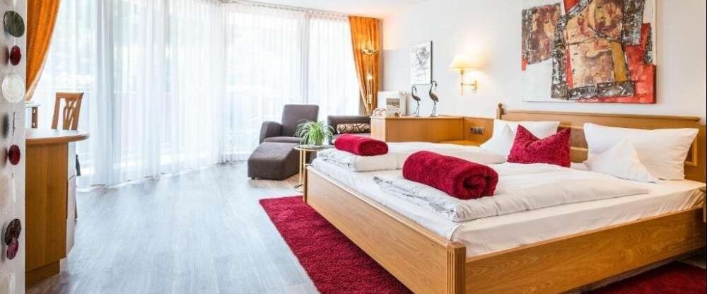 Doppelzimmer für 2 Personen mit Standard Ausstattung und befindet sich im Haus „Sonnenbühl“ (kombinierbar mit Typ 7). Alle Wohlfühlzimmer bieten Ihnen Fön, kuschelige Leihbademäntel sowie Badeslipper, Balkon, Minibar, Telefon, Safe, Radio und Farb-TV mit 