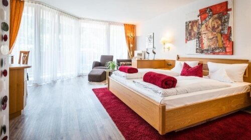 Doppelzimmer für 2 Personen mit Standard Ausstattung und befindet sich im Haus „Sonnenbühl“ (kombinierbar mit Typ 7). Alle Wohlfühlzimmer bieten Ihnen Fön, kuschelige Leihbademäntel sowie Badeslipper, Balkon, Minibar, Telefon, Safe, Radio und Farb-TV mit 