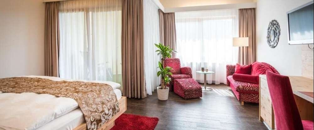 Doppelzimmer für 2 Personen mit Standard Ausstattung und befindet sich im Haus „Adlerhorst“. Alle Wohlfühlzimmer bieten Ihnen Fön, kuschelige Leihbademäntel sowie Badeslipper, Balkon, Minibar, Telefon, Safe, Radio und Farb-TV mit Satellitenempfang, kosten