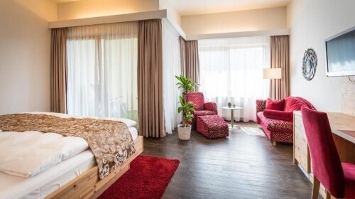 Doppelzimmer für 2 Personen mit Standard Ausstattung und befindet sich im Haus „Adlerhorst“. Alle Wohlfühlzimmer bieten Ihnen Fön, kuschelige Leihbademäntel sowie Badeslipper, Balkon, Minibar, Telefon, Safe, Radio und Farb-TV mit Satellitenempfang, kosten