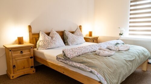 Standardmäßig ausgestattetes Doppelzimmer mit Doppelbett.Sitzbereich für die gleiche Personenzahl.
Das Zimmer ist mit einem Fernseher ausgestattet.Eigenes Badezimmer mit Dusche und WC.
Das Zimmer hat einen eigenen Eingang vom Hof ​​der Burg Vildštejn.