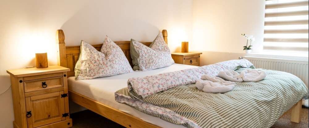 Standardmäßig ausgestattetes Doppelzimmer mit Doppelbett.Sitzbereich für die gleiche Personenzahl. Das Zimmer ist mit einem Fernseher ausgestattet.Eigenes Badezimmer mit Dusche und WC. Das Zimmer hat einen eigenen Eingang vom Hof ​​der Burg Vildštejn.