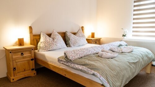 Standardmäßig ausgestattetes Doppelzimmer mit Doppelbett.Sitzbereich für die gleiche Personenzahl.
Das Zimmer ist mit einem Fernseher ausgestattet.Eigenes Badezimmer mit Dusche und WC.
Das Zimmer hat einen eigenen Eingang vom Hof ​​der Burg Vildštejn.