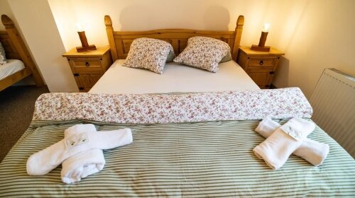 Doppelzimmer mit einem geräumigen Bett, einer voll ausgestatteten Küchenzeile und einem eigenen Eingang vom Innenhof.