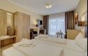 Doppelzimmer Wellness Premium Das Doppelzimmer Wellness Premium für zwei Personen bietet einen großzügigen Wohnraum mit Couchecke und Doppelbett.