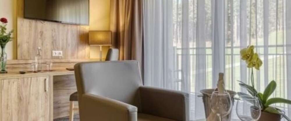 Das Doppelzimmer Wellness Superior für zwei Personen bietet einen großzügigen Wohn- / Schlafraum mit einer Sitzecke.