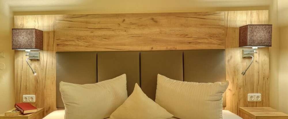 Das Doppelzimmer Wiese für zwei Personen ist ausgestattet mit einem gemütlichen Doppelbett. Dieses Zimmer hat keinen Balkon.