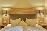 Das Doppelzimmer Wiese für zwei Personen ist ausgestattet mit einem gemütlichen Doppelbett. Dieses Zimmer hat keinen Balkon.