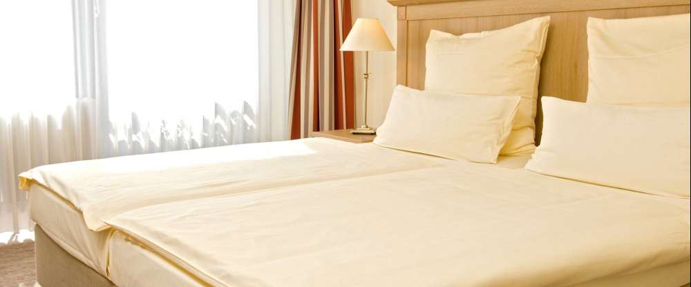 Doppelzimmer zur Einzelnutzung Hotelzimmerausstattung: Radio, Satelliten-TV, Telefon, W-LAN Empfang, Schreibtisch, Badezimmer mit Dusche (teilweise mit Badewanne) und WC, Haarfön, Rasier- und Schminkspiegel