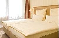 Doppelzimmer zur Einzelnutzung Hotelzimmerausstattung: Radio, Satelliten-TV, Telefon, W-LAN Empfang, Schreibtisch, Badezimmer mit Dusche (teilweise mit Badewanne) und WC, Haarfön, Rasier- und Schminkspiegel