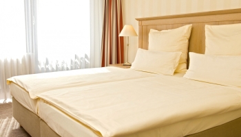 Doppelzimmer zur Einzelnutzung Hotelzimmerausstattung: Radio, Satelliten-TV, Telefon, W-LAN Empfang, Schreibtisch, Badezimmer mit Dusche (teilweise mit Badewanne) und WC, Haarfön, Rasier- und Schminkspiegel