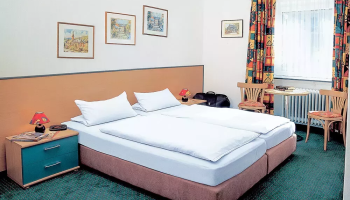Für Ihre Nachtruhe hält das Hotelteam Zimmer mit Dusche/WC, Radiowecker und TV für Sie bereit. Ein Großteil der Zimmer des Hauses ist über einen Lift zu erreichen.