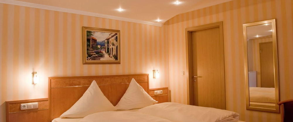 Standard-Doppelzimmer mit Dusche, WC, Telefon, TV, Minibar, Zimmersafe und kostenfreiem W-LAN-Internet