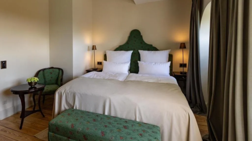 Die Doppelzimmer befinden sich zum Teil im Palais und zum Teil im Kutscherhaus