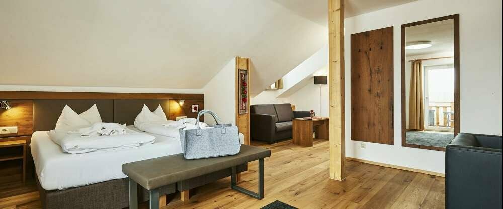 Balkon, Radio, Schreibtisch, Sitzbereich, Heizung, Kabelkanäle Flachbild-TV, Holz- oder Parkettböden, Wecker Sauna, Schrank, Allergikerfreundlich, Bettwäsche, Gartenmöbel, Obere Stockwerke mit Fahrstuhl erreichbar, Schlafsofa, Steckdose in Bettnähe