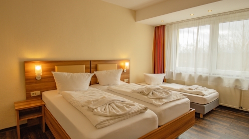 Zimmergröße: 22m²
Betten-Typ: Doppel & Einzel
Bettgröße: 1,80 x 2,00 m & 0,90 x 2,00 m