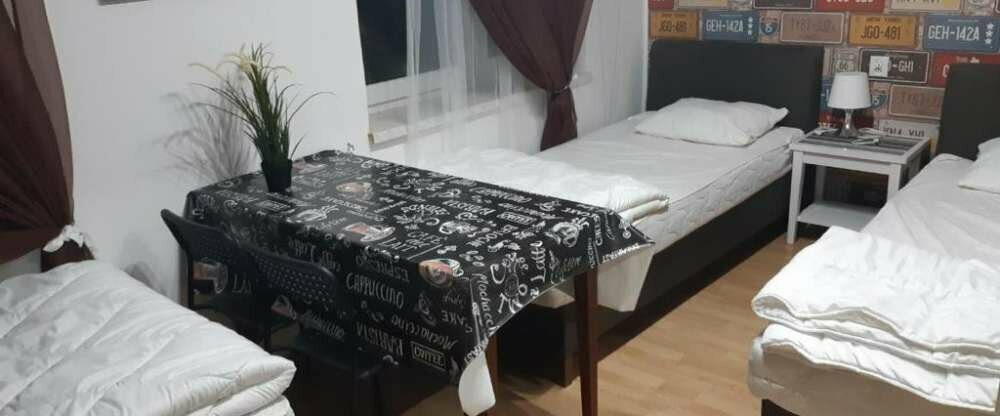 Dreibettzimmer mit drei Einzelbetten für drei Personen. Nutzung eines Gemeinschaftsbadezimmers.