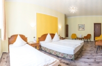 Die 70 Zimmer und die 2 Suiten sind stilvoll und gemütlich eingerichtet. Alle Zimmer sind mit Dusche/Bad, Telefon, Satelliten TV, Safe und Fön ausgestattet. Das Haus verfügt über einen Lift, mit dem Sie alle Etagen problemlos erreichen. Alle Zimmer verfü