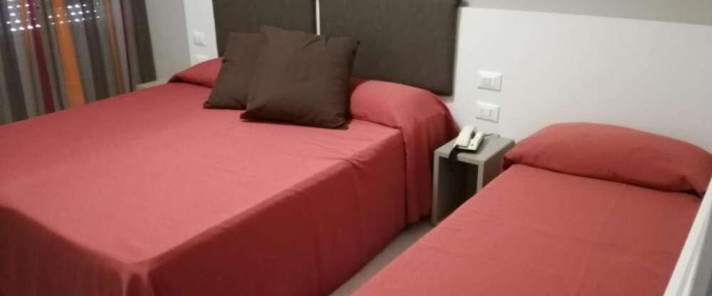 Die Dreibettzimmer bieten Platz für maximal drei Personen, bestehen aus ein Doppelbett und ein Einzelbett und sind ausgestattet mit: unabhängige Klimaanlage, LCD-Fernseher kostenloser Wi-Fi, Minibar, Fön, Pflegeset bei Ankunft, Safe, direkte Telefonleitun