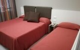 Die Dreibettzimmer bieten Platz für maximal drei Personen, bestehen aus ein Doppelbett und ein Einzelbett und sind ausgestattet mit: unabhängige Klimaanlage, LCD-Fernseher kostenloser Wi-Fi, Minibar, Fön, Pflegeset bei Ankunft, Safe, direkte Telefonleitun