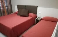 Die Dreibettzimmer bieten Platz für maximal drei Personen, bestehen aus ein Doppelbett und ein Einzelbett und sind ausgestattet mit: unabhängige Klimaanlage, LCD-Fernseher kostenloser Wi-Fi, Minibar, Fön, Pflegeset bei Ankunft, Safe, direkte Telefonleitun