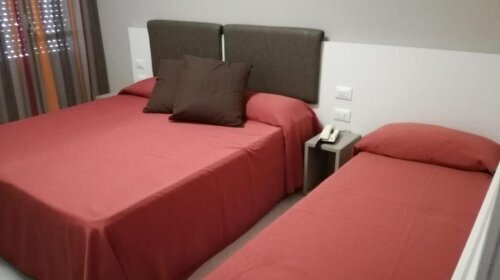 Die Dreibettzimmer bieten Platz für maximal drei Personen, bestehen aus ein Doppelbett und ein Einzelbett und sind ausgestattet mit: unabhängige Klimaanlage, LCD-Fernseher kostenloser Wi-Fi, Minibar, Fön, Pflegeset bei Ankunft, Safe, direkte Telefonleitun