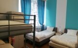 Dreibettzimmer mit zwei Einzelbetten und einem Etagenbett für 3 Personen mit Standard Ausstattung. Nutzung eines Gemeinschaftsbadezimmers. 