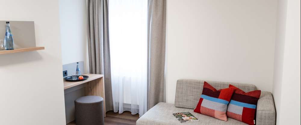 Die Dreibettzimmer sind hell und modern eingerichtet und haben eine Größe von circa 22-25 m². Diese Zimmer verfügen über Dusche WC, Fön, Direktwahltelefon, Kabel-TV, Safe, Minibar, W-LAN (inklusive).