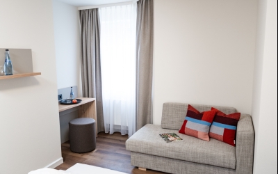 Die Dreibettzimmer sind hell und modern eingerichtet und haben eine Größe von circa 22-25 m². Diese Zimmer verfügen über Dusche WC, Fön, Direktwahltelefon, Kabel-TV, Safe, Minibar, W-LAN (inklusive).