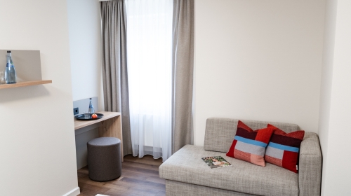 Die Dreibettzimmer sind hell und modern eingerichtet und haben eine Größe von circa 22-25 m². Diese Zimmer verfügen über Dusche WC, Fön, Direktwahltelefon, Kabel-TV, Safe, Minibar, W-LAN (inklusive).
