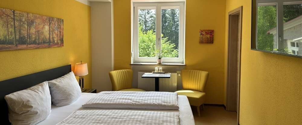 Genießen Sie den Ausblick auf das weitläufige Gartenareal mit dem Großen Arber im Hintergrund. Perfekt für bis zu drei Personen.