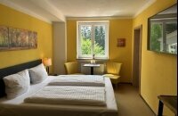 Genießen Sie den Ausblick auf das weitläufige Gartenareal mit dem Großen Arber im Hintergrund. Perfekt für bis zu drei Personen.