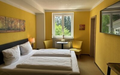 Genießen Sie den Ausblick auf das weitläufige Gartenareal mit dem Großen Arber im Hintergrund. Perfekt für bis zu drei Personen.