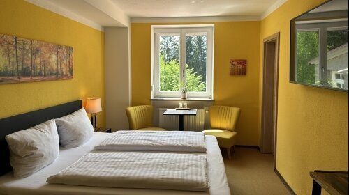 Genießen Sie den Ausblick auf das weitläufige Gartenareal mit dem Großen Arber im Hintergrund. Perfekt für bis zu drei Personen.