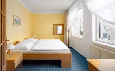 Dieses Dreibettzimmer mit Blick auf die Stadt und den Fluss in Karlovy Vary ist eine ideale Wahl für Familien oder kleine Gruppen. Das Zimmer bietet eine geräumige und komfortable Unterkunft mit drei Einzelbetten oder einer Kombination aus einem Doppelbet