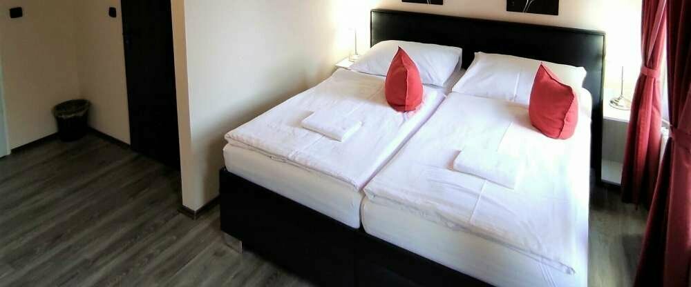 Das Dreibettzimmer mit eigenem Bad ist mit einem Doppelbett und einem Einzelbett, einem Fernseher und einem Wäschetrockner ausgestattet. Im Zimmer gibt es ein Kaffee- und Teeset sowie einen Wasserkocher. 