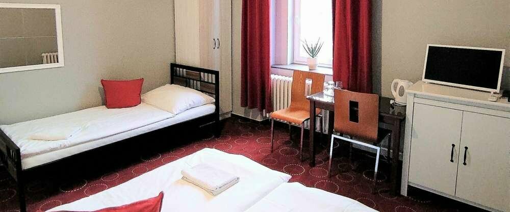 Dreibettzimmer mit eigenem Bad, ausgestattet mit Doppelbett, TV, Koffer und auch einem Wäschetrockner. Im Zimmer gibt es ein Kaffee- und Teeset sowie einen Wasserkocher. Die Gäste werden den Blick auf den Garten auf jeden Fall zu schätzen wissen.