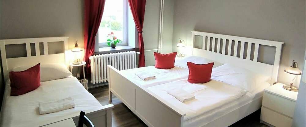 Das Dreibettzimmer mit eigenem Bad ist mit einem Doppelbett, einem TV und einem Wäschetrockner ausgestattet. Im Zimmer gibt es ein Kaffee- und Teeset sowie einen Wasserkocher. Die Gäste werden den Blick auf den Garten auf jeden Fall zu schätzen wissen.