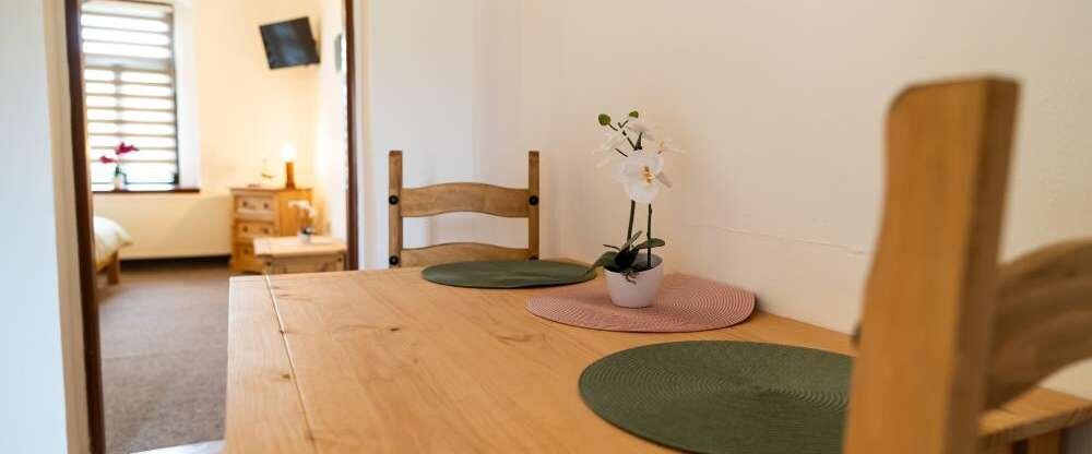 Standardmäßig ausgestattetes Zimmer mit drei Betten, Bad und eigenem Eingang vom Innenhof.